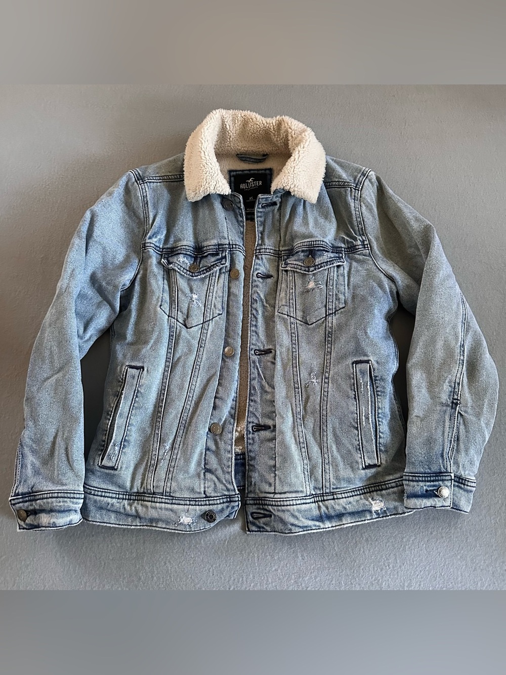 Hollister Sherpa Lined Denim Trucker Jacket Men's XS Light Wash Distressed